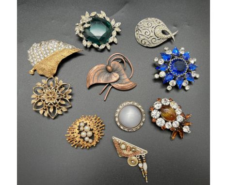 10 vintage brooches in varying styles and sizes to include stone set and floral design. Lot includes to two brooches by Sarah