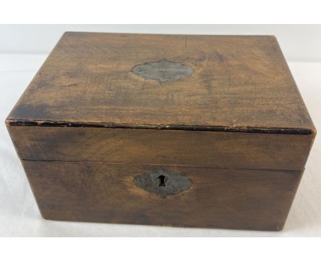 A vintage Wooden stationary/sewing box with filled cartouche and escutcheon. Approx. 25 x 17 cm. 