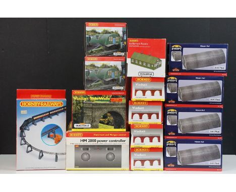 14 Boxed OO gauge trackside buildings &amp; accessories to include 4 x Hornby Skaledale (R9813, R8611, &amp; 2 x R8788), Horn