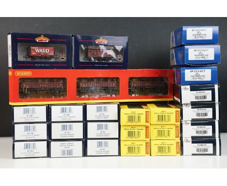 25 Boxed OO / HO gauge items of rolling stock to include 11 x Bachmann, 4 x Hattons, 3 x Dapol and 7 x Hornby featuring R6225