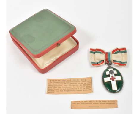 Oval green enamel medal w. red and white crosses and a small silver crown. Reverse "Crux Ruba Hungarica 1922". In orig. case.