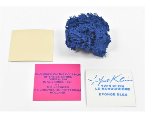 Transparent plastic box 5.3 x 5.3 x 5.3 cm, housing an International Klein Blue (IKB) coloured sponge and 3 cards. The thick 