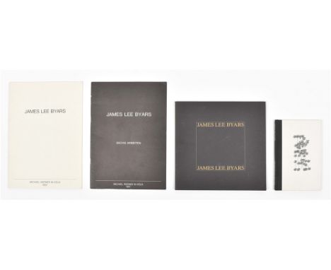 (1) James Lee Byars, Sechs Arbeiten. Cologne, Michael Werner, 1981. Softcover, 29.5 x 21 cm. With tipped-in colour plates. Sc