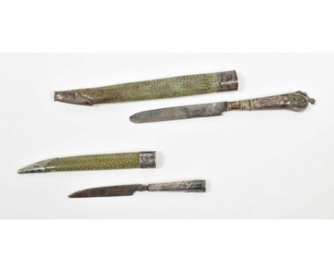 (1) Knife w. stingray skin sheath. Master mark "RN", K Reek, Hoorn 1853-72. Handle dec. w. 2 figures and a dog. Approx. 13.5 
