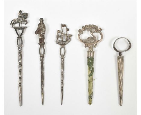 Collection of 5 antique Dutch silver pipe cleaners. 1 w. (dam.) sheath. All approx. 9 cm long. (total 5)