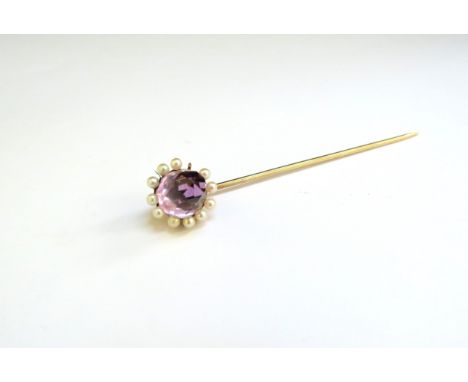An unmarked gold amethyst and pearl stick pin, one pearl missing, 3.8g 