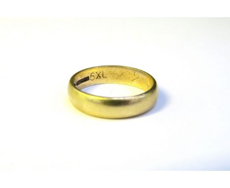 A 9ct gold wedding band. Size Q/R, 3.7g 