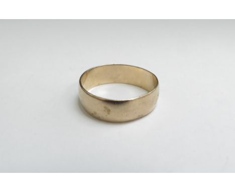 A 9ct gold wedding band. Size R, 2.7g 