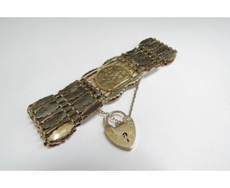 A 9ct gold gate bracelet centrally set with an 1885 gold sovereign, with padlock clasp, 28.9g 