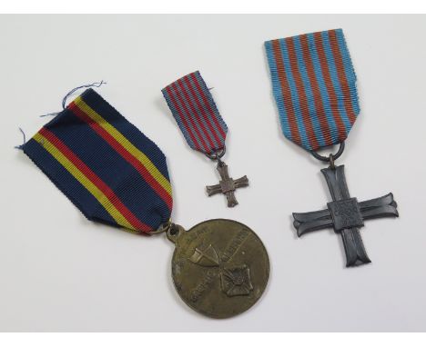 Monte Cassino Cross No 49627 + Miniature, with 8th Army Gruppo Cremona medal (3)