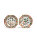 A PAIR OF FAMILLE VERTE OCTAGONAL DISHES Kangxi (2)