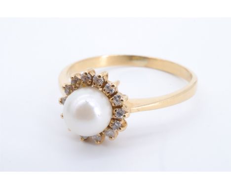 A pearl ring, the pearl of approx 6 mm framed by small claw-set facet-cut white gemstones on 18 ct yellow metal, R, 2.9 g
