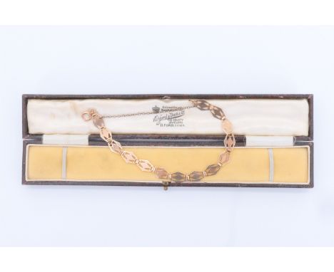 A vintage Art Deco influenced 9 ct yellow metal bracelet, 5.3 g