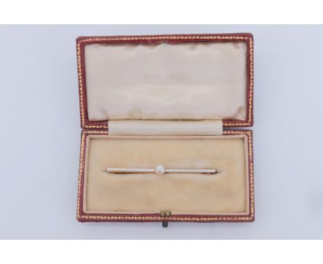 An early 20th Century pearl-set 15 ct yellow metal bar brooch, the pearl 5 mm, 5 cm overall, stamped 15 ct, 2.7 g
