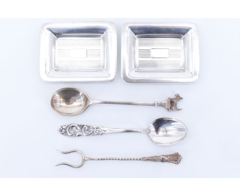 A pair of Art Deco small white metal dishes, two spoons including one having a Scottie dog terminal, and a pickle fork, 96 g 