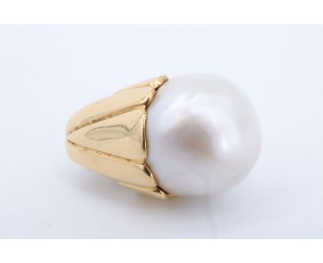 A large pearl and high carat yellow metal pendant, pearl approx 14 mm, 24 mm drop, 8.5 g