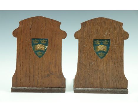 A pair folding oak book ends bearing Oxford University shields, first quarter 20th Century, each 15 x 11 x 16 cm