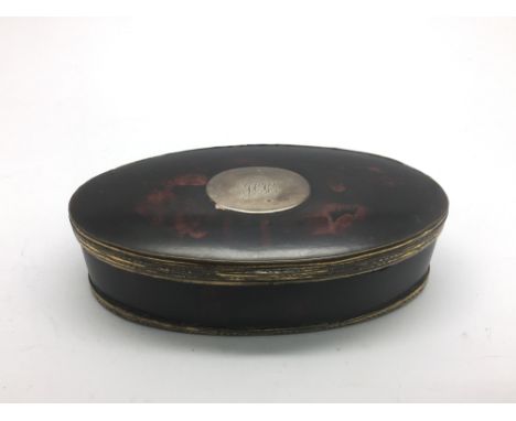A quality George III oval snuff box.