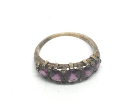 An 18ct gold ring set with a row of five amethysts, approx 4.1g and size S.