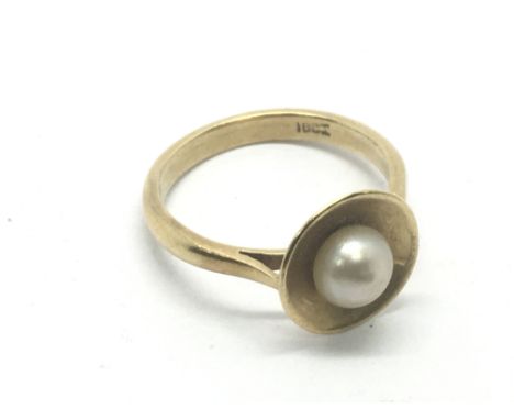 An 18ct gold ring set with a pearl, approx 2.8g and approx size I.