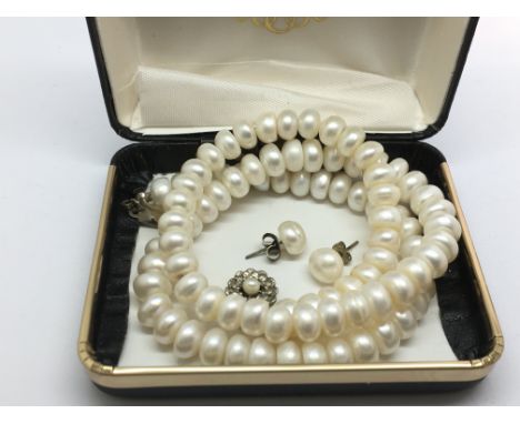 A pearl necklace and a matching pair of earrings - NO RESERVE