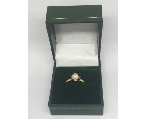 An 18ct gold ring set with a Pearl, ring size N.