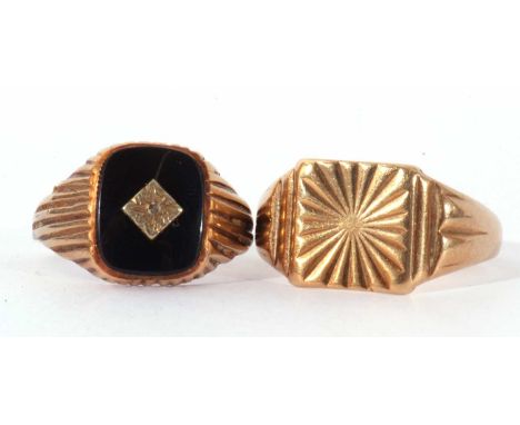 Mixed lot: 9ct gold gents signet ring, the square panel geometrically engraved, size V, together with a 9ct gold and black on