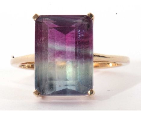 Modern 9ct gold synthetic spinel ring, rectangular shape, prong set in a plain polished mount, size R