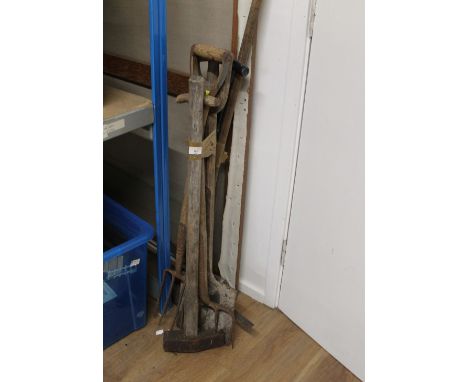 A bundle of vintage garden tools to include forks and spade 