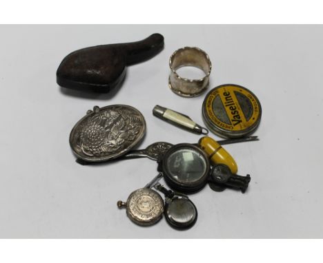 A QUANTITY OF COLLECTABLES TO INCLUDE COMPASS, PEN KNIFE, ETC 
