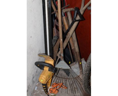A QUANTITY OF ASSORTED HAND AND GARDEN TOOLS, ETC 