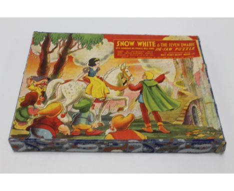 A VINTAGE WILLIAMS ELLIS AND CO LTD SNOW WHITE AND THE SEVEN DWARVES WOODEN JIGSAW IN BOX, MADE BY ARRANGEMENT WITH WALT DISN