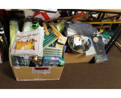 A QUANTITY OF ASSORTED GARDEN ITEMS TO INCLUDE A HILKA TOOL BELT, GARDEN TOOLS, ETC 