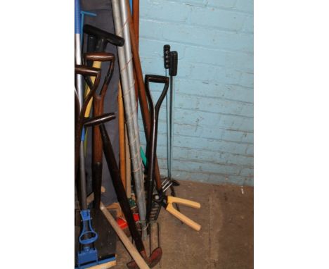 A QUANTITY OF ASSORTED GARDEN TOOLS 