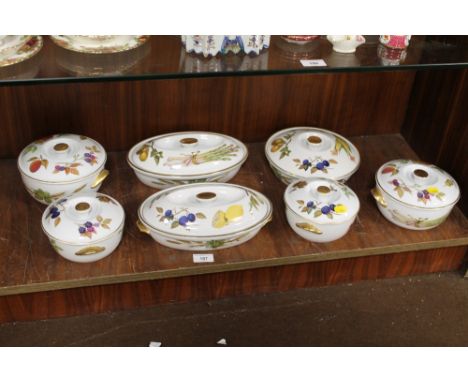 A SMALL QUANTITY OF ROYAL WORCESTER EVESHAM TEA AND DINNER WARE 