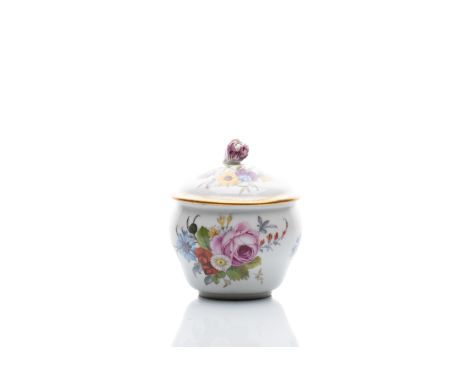PORCELAIN SUGAR BOWL | MEISSEN (GERMANY / GERMAN 18TH CENTURY) | 18th century | height 9 cm | marked: marked from below with 