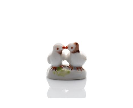 MINIATURE PORCELAIN FIGURINE "DOVES" | MEISSEN (GERMANY / GERMAN 19TH CENTURY) | 19th century | Glazed, painted porcelain | h