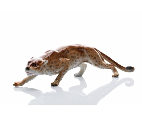 LEOPARD | OESLAUER PORZELLAN-MANUFAKTUR, OESLAU (GERMANY / GERMAN) | height 8.5 cm, length 33 cm | marked: marked below | Lot