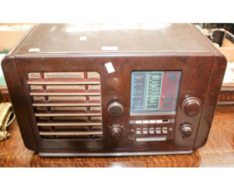 A mid 20th Century Bakelite radio.