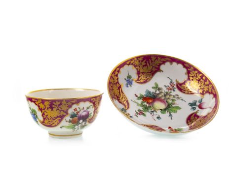 18TH CENTURY WORCESTER TEA BOWL ON STAND, painted with reserves of flowers, the bowl 8cm diameter, the stand 12cm diameter