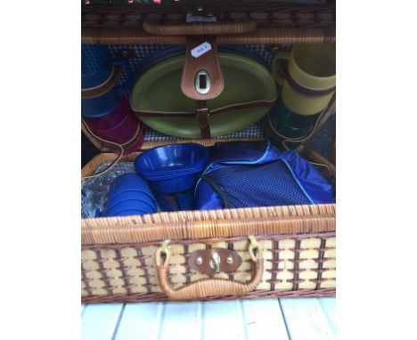 WICKER PICNIC HAMPER