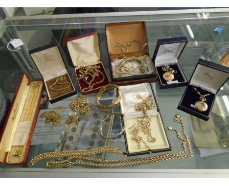 A selection of gold plated and yellow metal jewellery to include a 9ct gold metal core bangle with floral engraved decoration