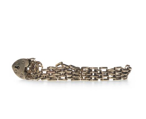 GOLD GATE BRACELET, with heart shaped padlock clasp, unmarked, 8g