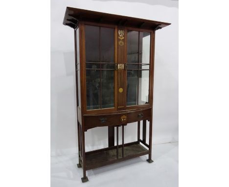 Early 20th century Art Nouveau display cabinet in mahogany, the two astragal-glazed doors bisected by mother-of-pearl and box