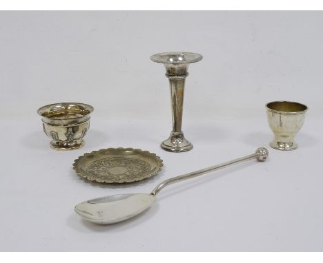 Early 20th century silver spoon with straight handle and ball finial, Birmingham 1906, makers Q&W, a silver eggcup with initi