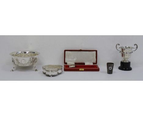 Early 20th century circular fitted bowl with repousse decoration of swags and birds, gadrooned border, on spade feet, London 