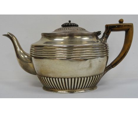 Early 20th century silver teapot with wooden handle, gadrooned and reeded decoration, Sheffield 1909, makers H&S, 17oz total 