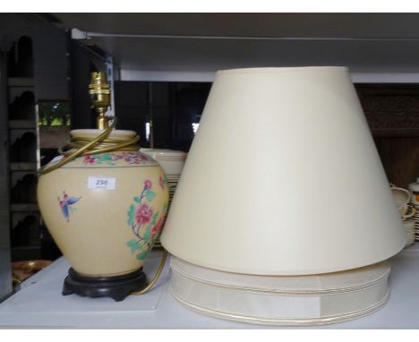 Chinese-style ceramic ovoid table lamp on wooden base and two lampshades