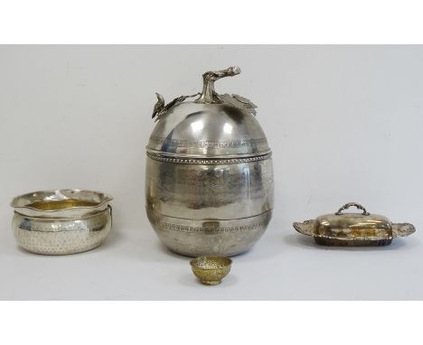 Silver-coloured metal lidded large pot with branch and leaf finial, engraved decorations of phoenix and serpent among clouds,