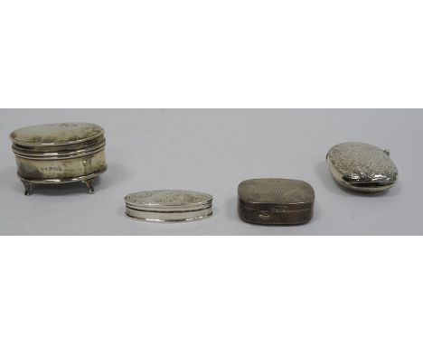 Victorian silver vesta case, oval shaped, engraved decoration, Birmingham, makers Thos. Acott &Co, 1.1oz, a small silver oval